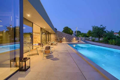 Villa mit Innen- und Aussenpool