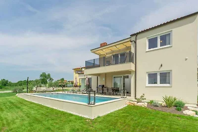 Villa mit Pool, Meerblick