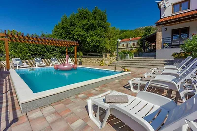 Villa mit Swimmingpool und Panoramablick
