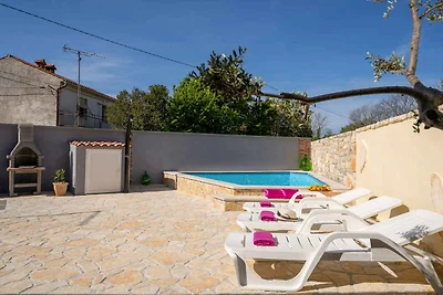 Villa mit Swimmingpool und grosser Terrasse