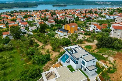 Villa mit Pool und Sommerküche