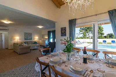 Villa mit Pool und Klimaanlage