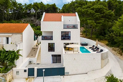 Villa mit Pool und Klimaanlage
