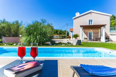 Villa mit Pool und Garten