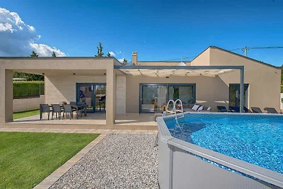 Ferienhaus mit Pool und schönem Garten