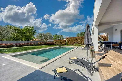 Villa mit Pool und Klimaanlage