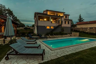 Villa mit Pool und Klimaanlage