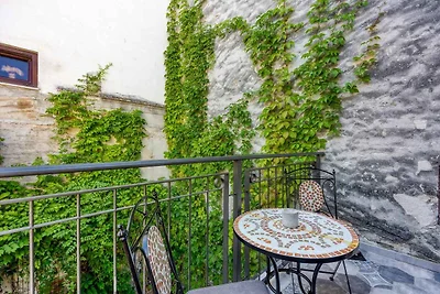 Eine neu renovierte Suite mit einem Schlafzim