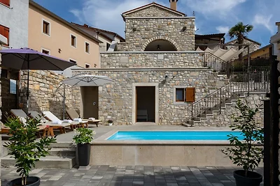Villa mit Pool und Panoramablick