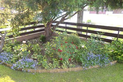 Ferienwohnung mit Gartenmöbel und schön gepfl