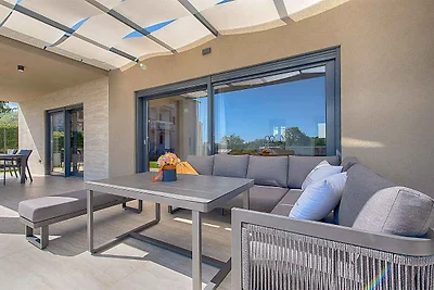 Ferienhaus mit Pool und schönem Garten
