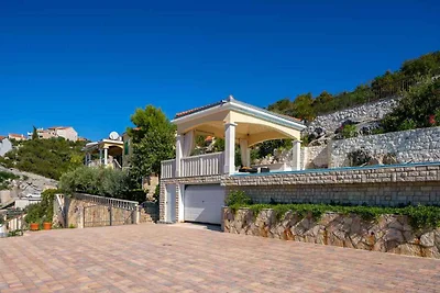 Villa mit Pool und Meerblick