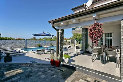 Villa mit Pool und Klimaanlage