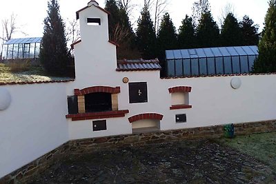 Ferienhaus mit dem Garten und Grill