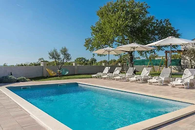 Villa mit Swimmingpool und schönem Garten