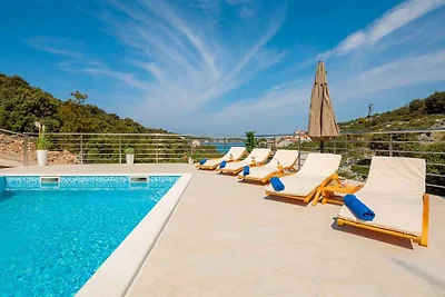 Villa mit beheiztem Aussenpool und Meerblick