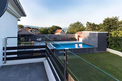 Ferienhaus Mit Terasse und Pool