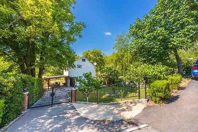 Ferienhaus mit Pool und Grill