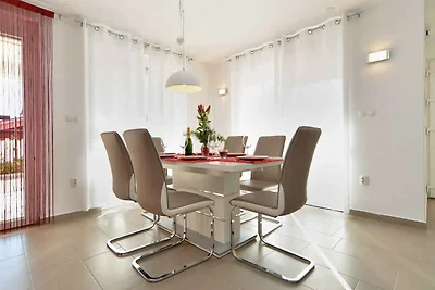 Ferienhaus mit Pool und Klimaanlage