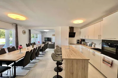 Villa modern eingerichtet mit Pool und