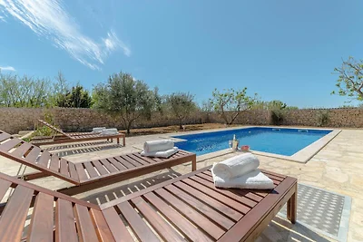 Villa mit Pool und Klimaanlage