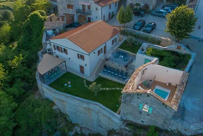 Villa mit Dachpool, Sauna und Garten in idyll