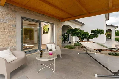 Villa mit Klimaanlage und Aussenpool