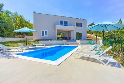 Villa mit Pool in einer ruhigen Gegend in der