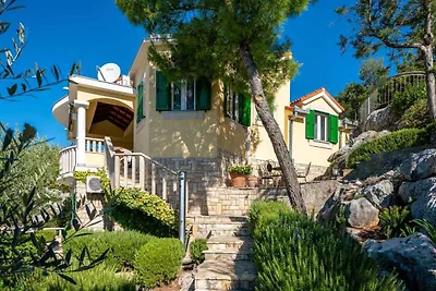 Villa mit Pool und Meerblick