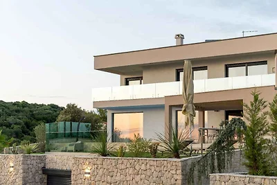 Villa mit Pool und Panoramablick