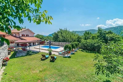 Villa mit Pool und Garten