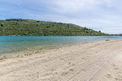 Gemütliches Ferienhaus Lonamare in Rogoznica 