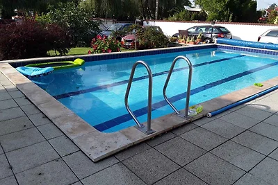 Ferienhaus mit Aussenpool am Ufer
