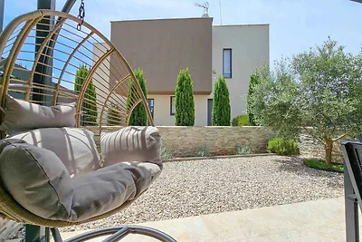 Ferienhaus mit Terrasse und Gartenmöbeln