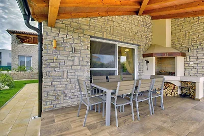 Villa mit Pool und Terrasse