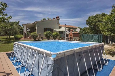 Ferienhaus mit Montagepool und schönem Garten