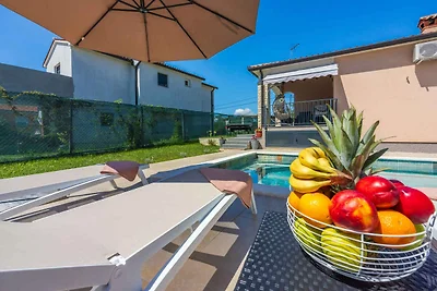 Ferienhaus mit Pool und Klimaanlage