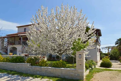 Ferienwohnung mit Balkon mit Gartenmöbeln