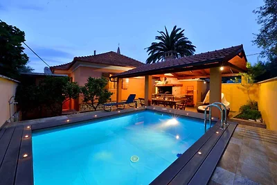 Villa mit Pool und Klimaanlage