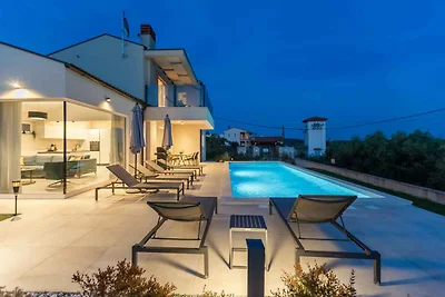 Villa mit Pool, Meerblick