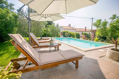 Villa mit Pool und Garten