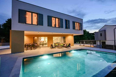 Villa mit Pool- und Meerblick
