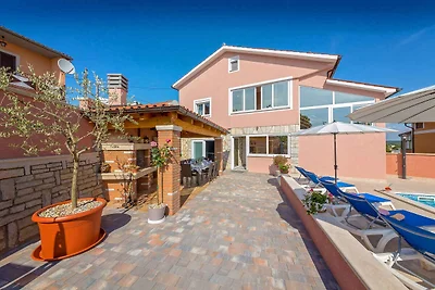 Ferienhaus Mit Pool und Wellnessbereich