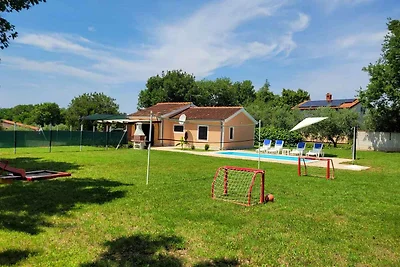 Ferienhaus mit Pool und Garten