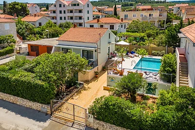 Ferienhaus mit Pool und Klimaanlage
