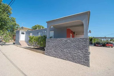 Gemütliche Ferienwohnung AS in Vodice mit Gar