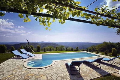 Villa mit Pool und Panoramablick
