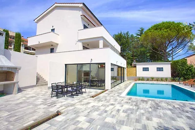 Villa nur 200 m vom Zentrum entfernt