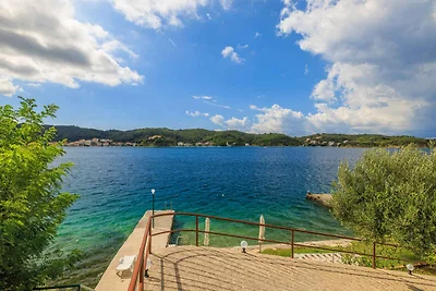 Erholsames Ferienhaus Josip R in Supetarska