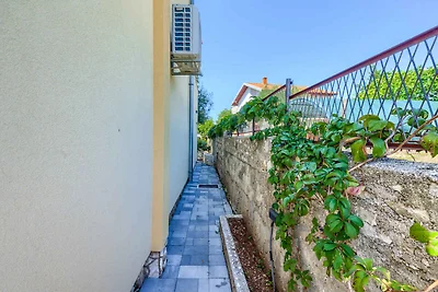 Charmante Villa Drago mit Gartenblick in Rogo
